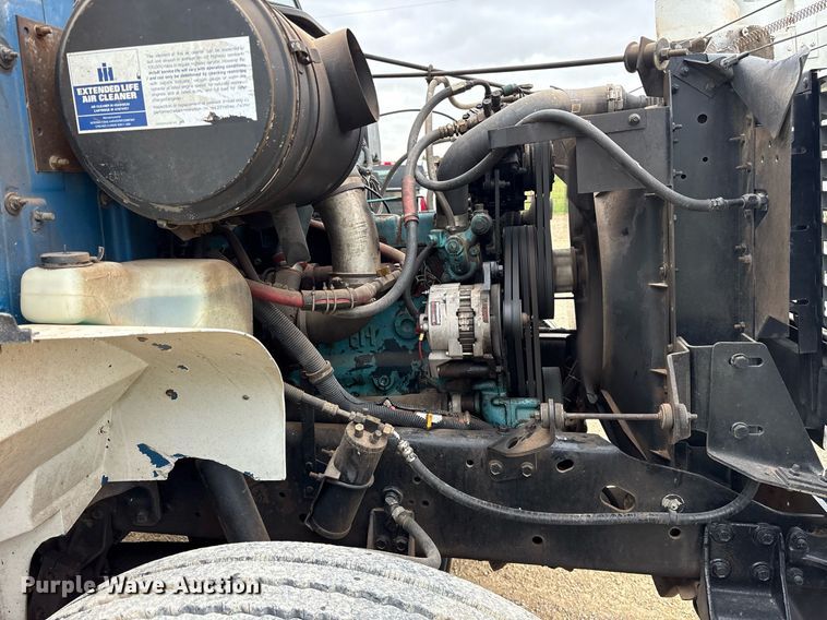 image for item DY0655 1990 International 4600 pulling truck