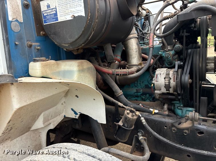 image for item DY0655 1990 International 4600 pulling truck