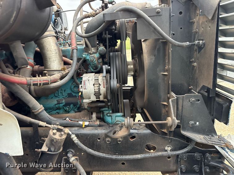 image for item DY0655 1990 International 4600 pulling truck