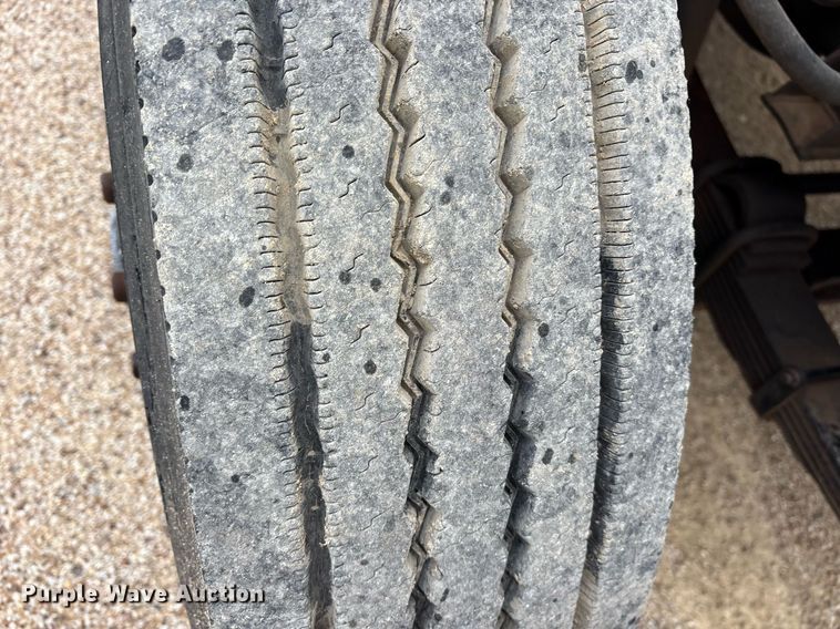 image for item DY0655 1990 International 4600 pulling truck