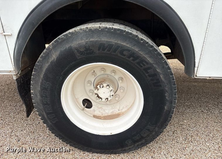 image for item DY0655 1990 International 4600 pulling truck