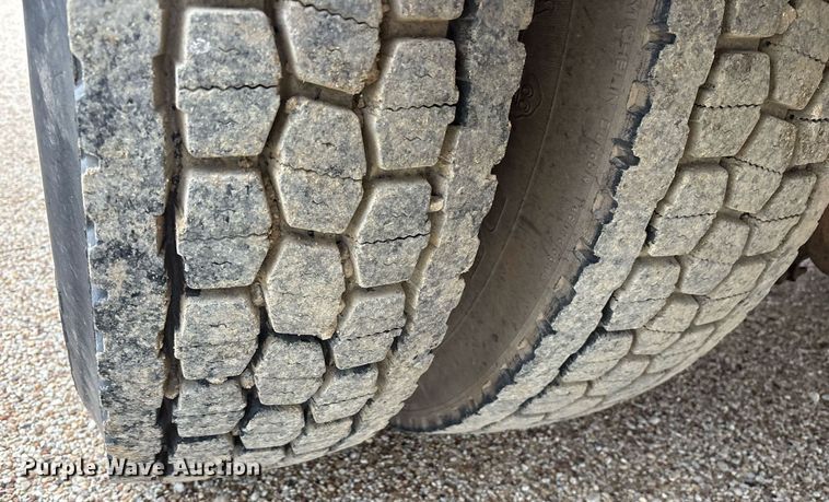 image for item DY0655 1990 International 4600 pulling truck