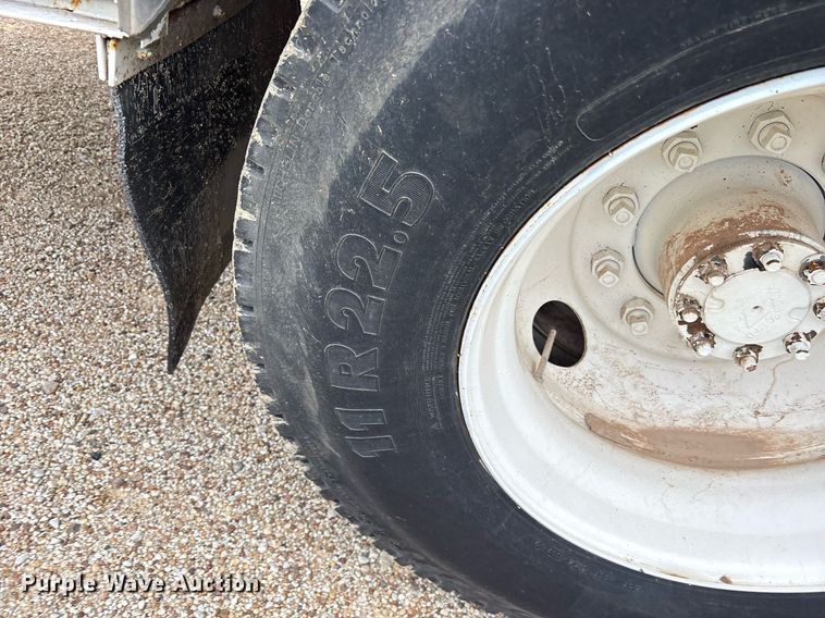 image for item DY0655 1990 International 4600 pulling truck