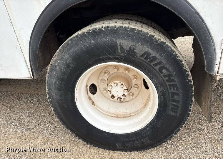 image for item DY0655 1990 International 4600 pulling truck