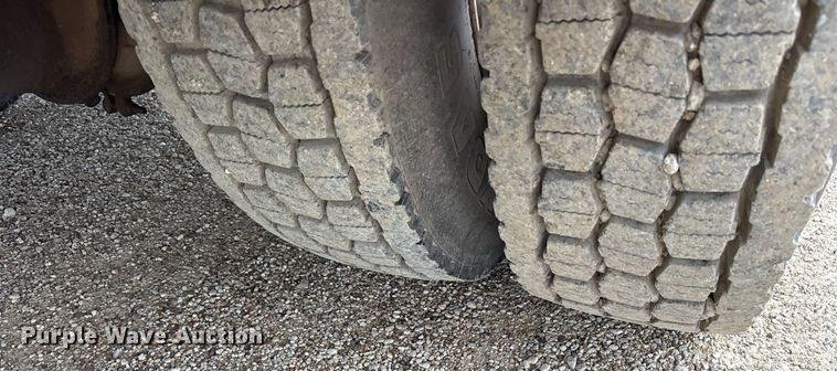 image for item DY0655 1990 International 4600 pulling truck