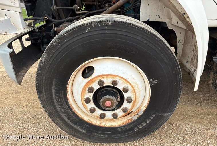 image for item DY0655 1990 International 4600 pulling truck