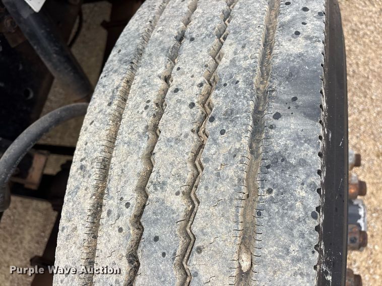 image for item DY0655 1990 International 4600 pulling truck