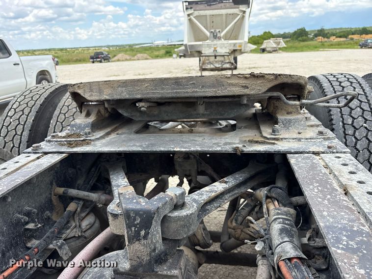 image for item DY0699 1999 Kenworth T600 semi truck