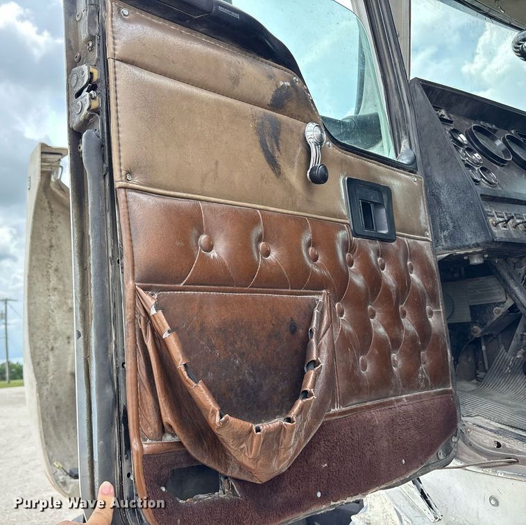 image for item DY0699 1999 Kenworth T600 semi truck