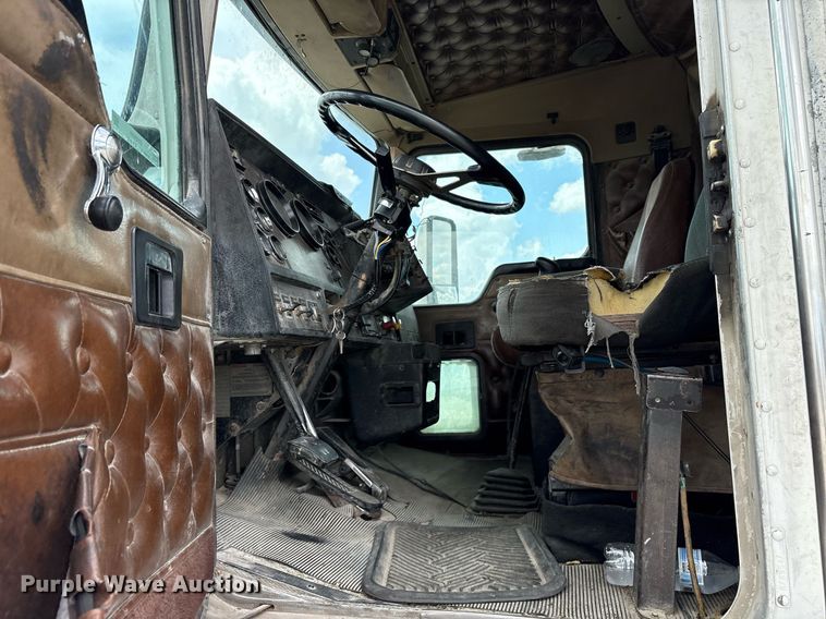 image for item DY0699 1999 Kenworth T600 semi truck