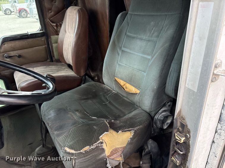 image for item DY0699 1999 Kenworth T600 semi truck