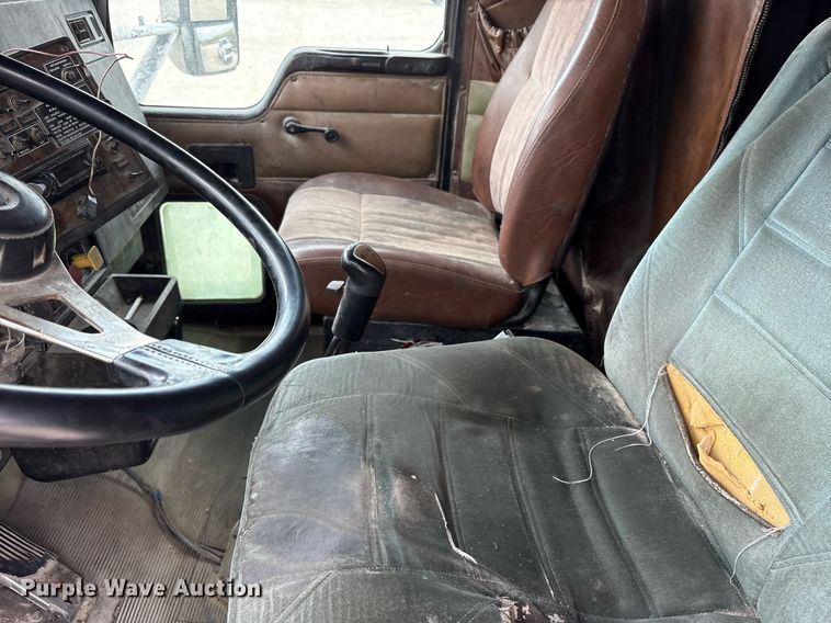 image for item DY0699 1999 Kenworth T600 semi truck