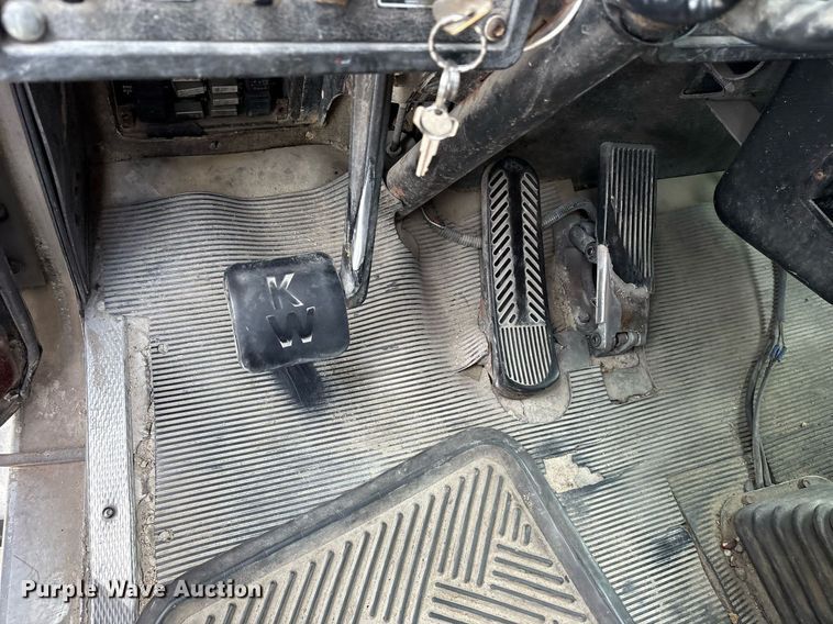 image for item DY0699 1999 Kenworth T600 semi truck