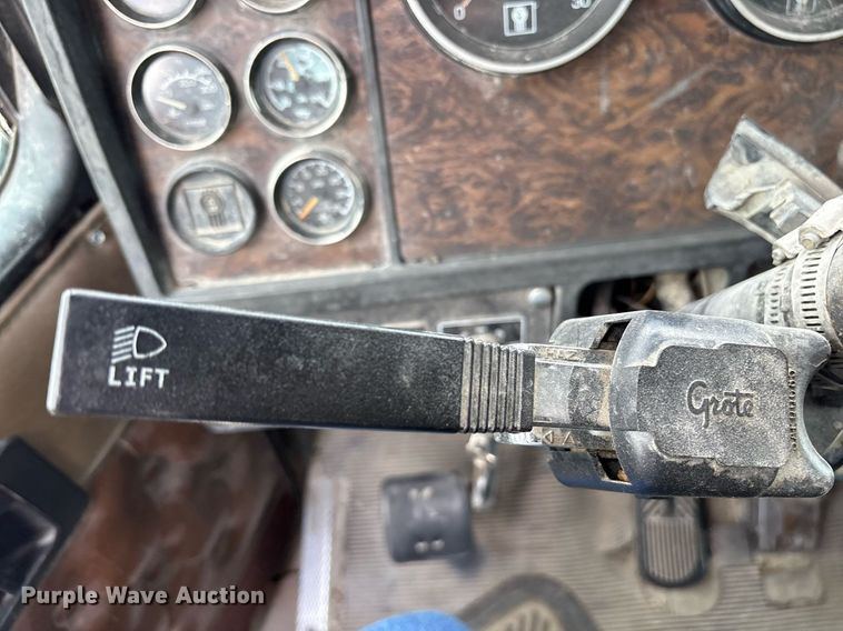 image for item DY0699 1999 Kenworth T600 semi truck