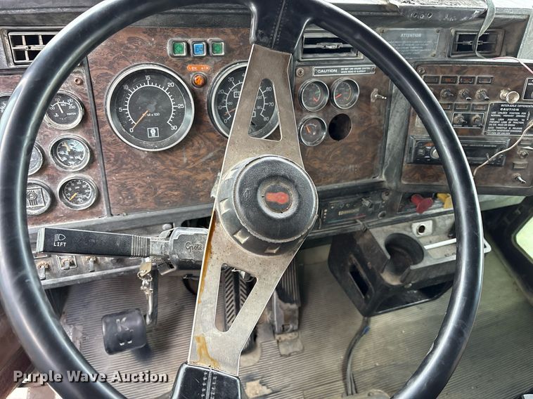 image for item DY0699 1999 Kenworth T600 semi truck
