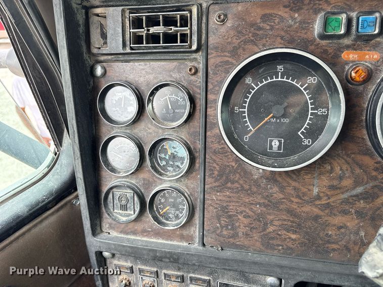 image for item DY0699 1999 Kenworth T600 semi truck