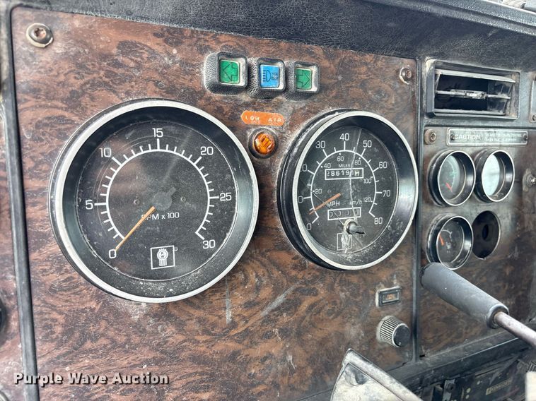 image for item DY0699 1999 Kenworth T600 semi truck