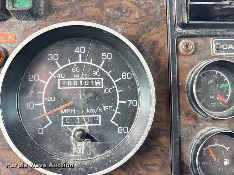 image for item DY0699 1999 Kenworth T600 semi truck