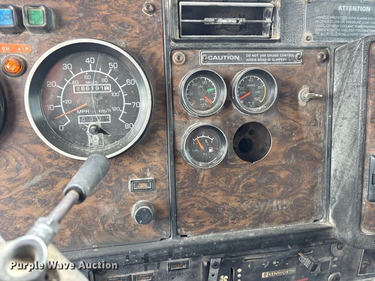 image for item DY0699 1999 Kenworth T600 semi truck