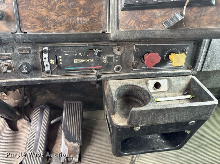 image for item DY0699 1999 Kenworth T600 semi truck