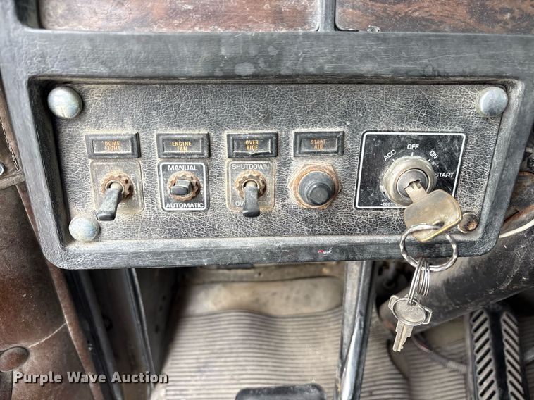 image for item DY0699 1999 Kenworth T600 semi truck