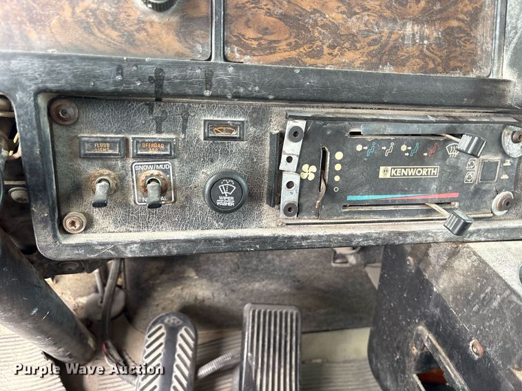 image for item DY0699 1999 Kenworth T600 semi truck