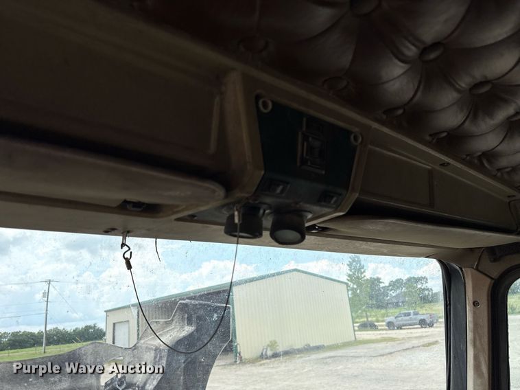 image for item DY0699 1999 Kenworth T600 semi truck