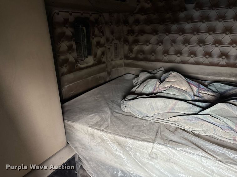 image for item DY0699 1999 Kenworth T600 semi truck