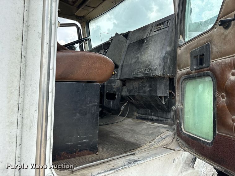 image for item DY0699 1999 Kenworth T600 semi truck
