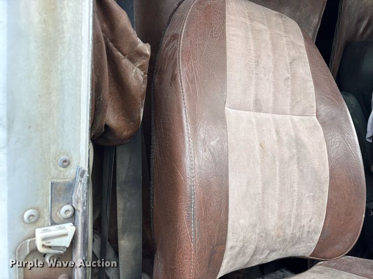 image for item DY0699 1999 Kenworth T600 semi truck