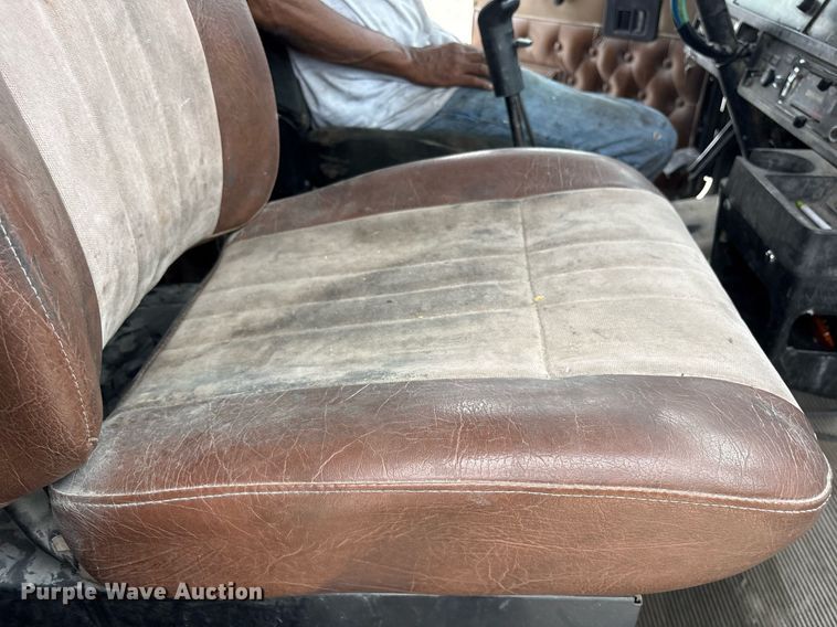 image for item DY0699 1999 Kenworth T600 semi truck