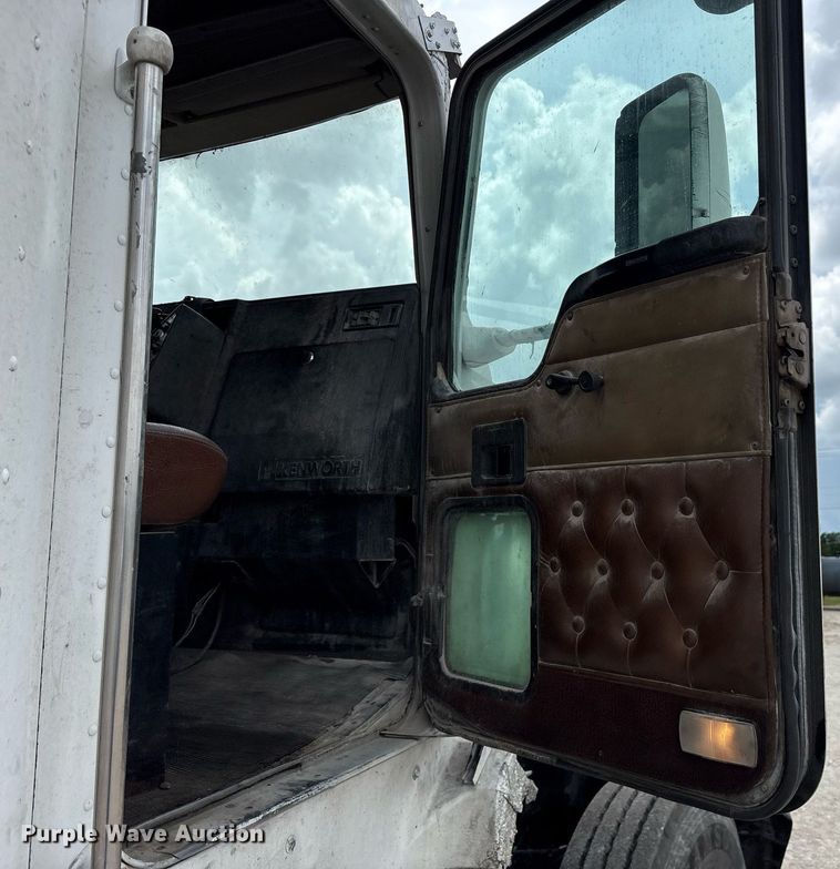 image for item DY0699 1999 Kenworth T600 semi truck