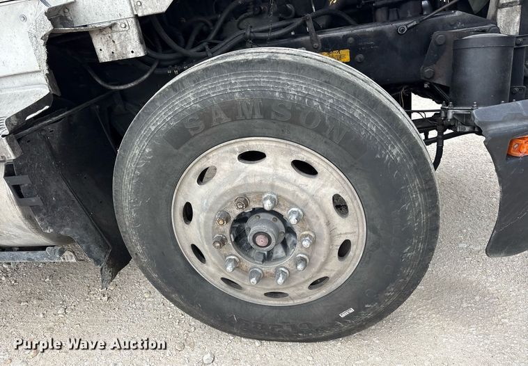 image for item DY0699 1999 Kenworth T600 semi truck