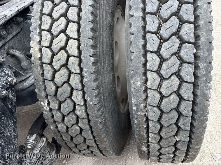 image for item DY0699 1999 Kenworth T600 semi truck