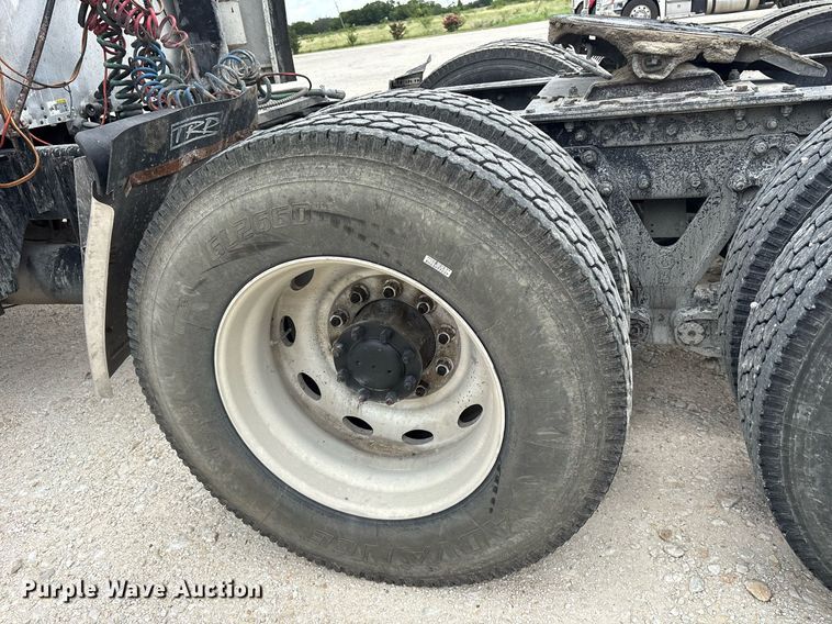 image for item DY0699 1999 Kenworth T600 semi truck