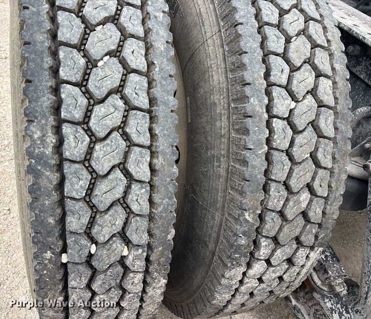 image for item DY0699 1999 Kenworth T600 semi truck