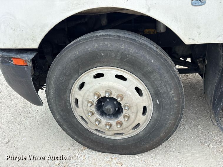 image for item DY0699 1999 Kenworth T600 semi truck