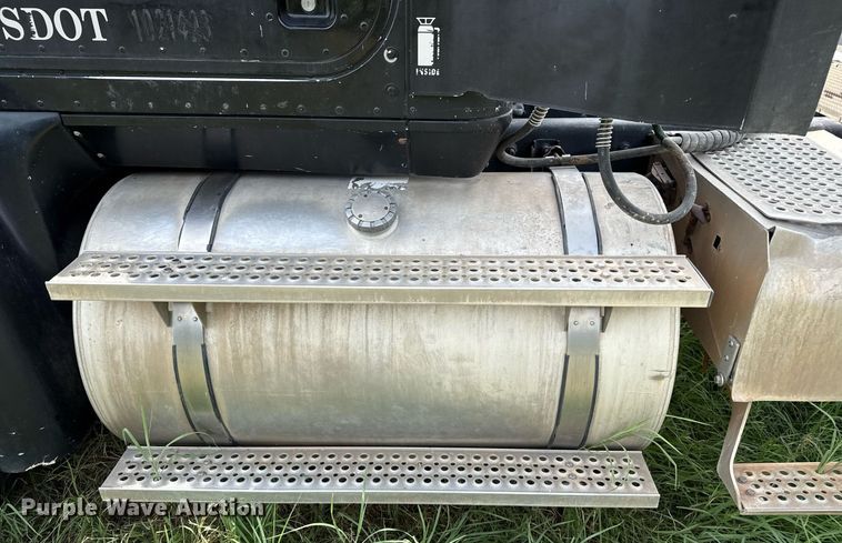 image for item DZ8625 2007 International 9200i semi truck