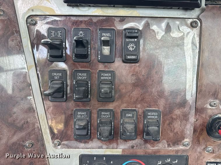 image for item DZ8625 2007 International 9200i semi truck