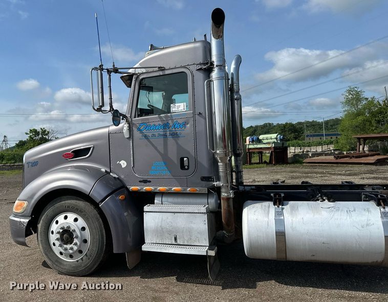 image for item EB2674 2009 Peterbilt 386 semi truck