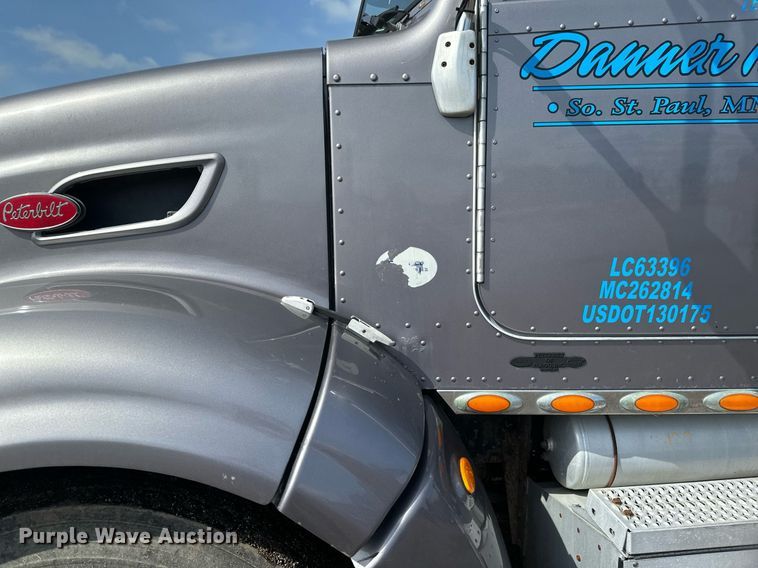 image for item EB2674 2009 Peterbilt 386 semi truck