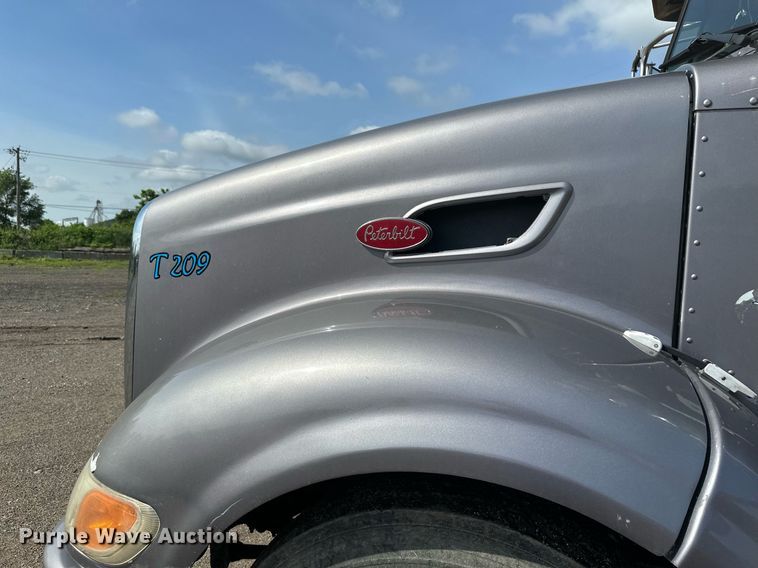 image for item EB2674 2009 Peterbilt 386 semi truck