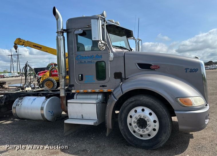 image for item EB2674 2009 Peterbilt 386 semi truck