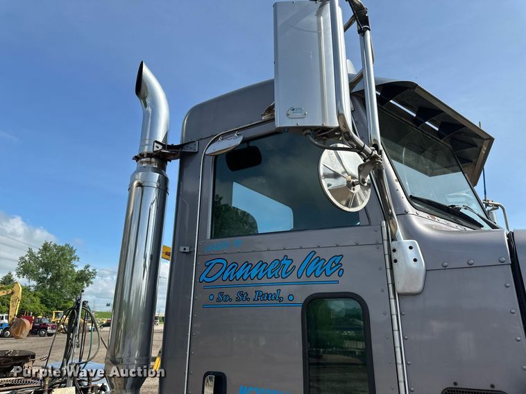 image for item EB2674 2009 Peterbilt 386 semi truck