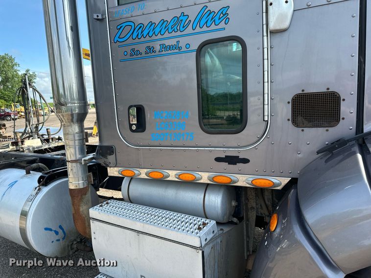 image for item EB2674 2009 Peterbilt 386 semi truck