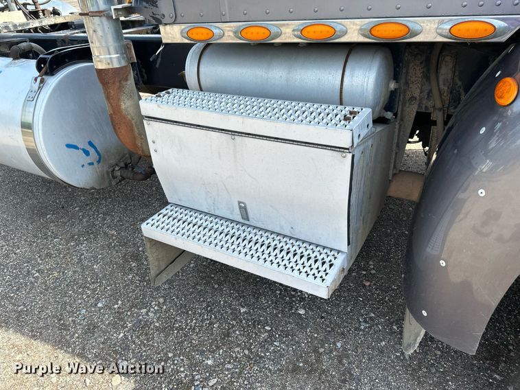 image for item EB2674 2009 Peterbilt 386 semi truck