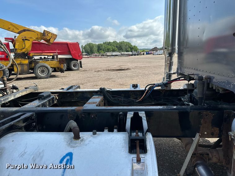 image for item EB2674 2009 Peterbilt 386 semi truck