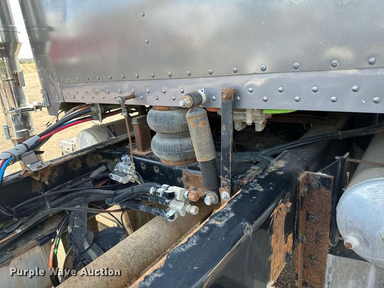 image for item EB2674 2009 Peterbilt 386 semi truck