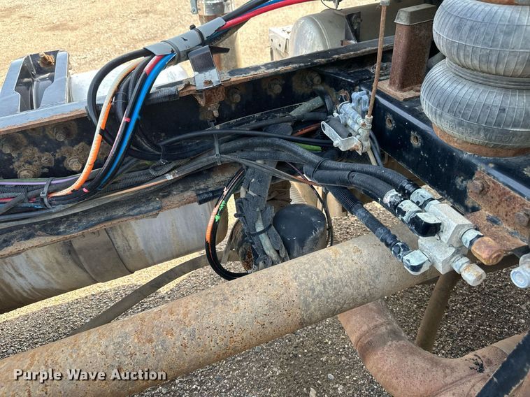 image for item EB2674 2009 Peterbilt 386 semi truck