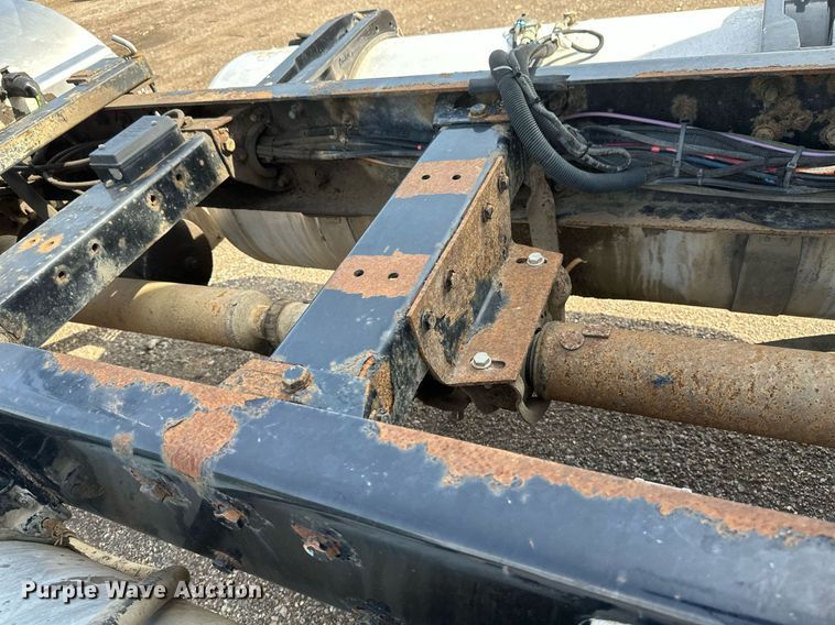 image for item EB2674 2009 Peterbilt 386 semi truck